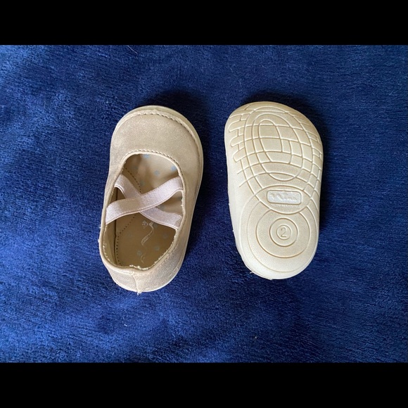 Baby girl size 2 shoes - Picture 2 of 3